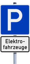 Parkplatz mit Zusatzschild Elektrofahrzeuge (verbal)